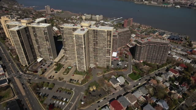 Cliffside-Park,-NJ-Aufstieg-zu-Overhead-Schuss-von-Mehrfamilienhäusern-&-Häuser