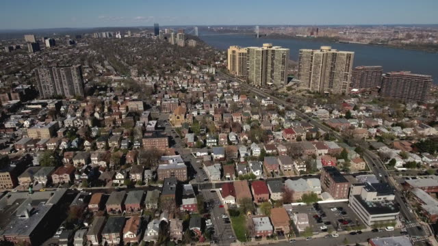 Cliffside-Park,-NJ-fliegen-über-Häuser-in-Richtung-Mehrfamilienhäuser