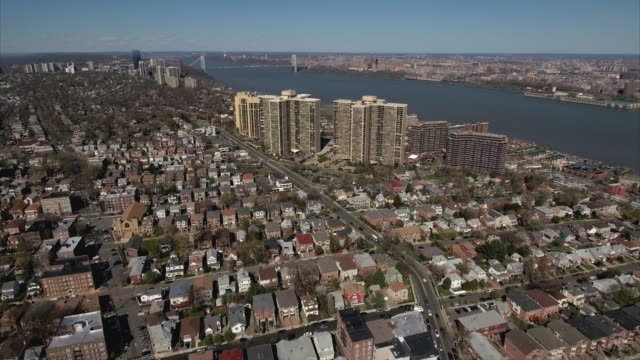 Cliffside-Park-NJ-volar-hacia-atrás-viendo-casas-y-complejos-de-apartamentos