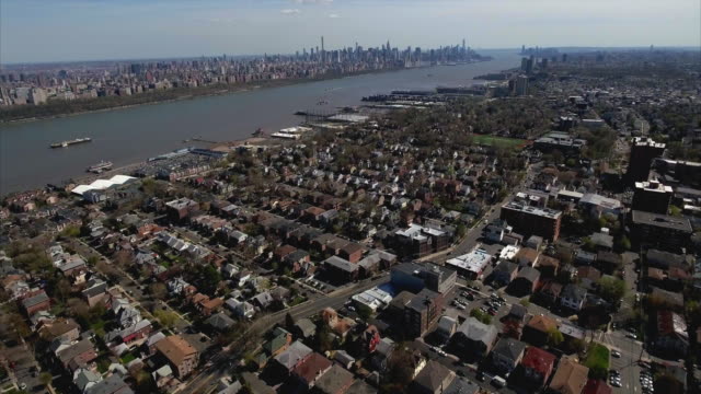 Cliffside-Park,-NJ-Antenne-Überführung-von-Häusern-mit-Manhattan-im-Hintergrund