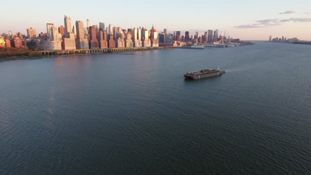 Puesta-de-sol-tiro-con-aceite-plataforma-nave-en-el-río-Hudson-con-la-ciudad-de-Nueva-York-en-vista
