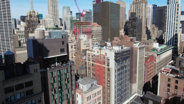 Antenne-des-NYC-fliegen-in-Richtung-Balkon-mit-Menschen