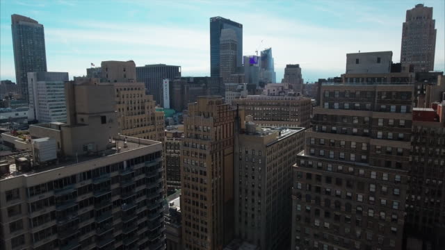 Antenne-des-NYC-langsam-fliegen-rückwärts-zwischen-Gebäuden