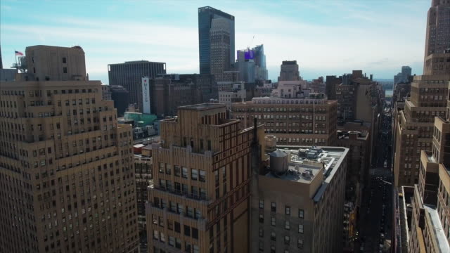 Luftaufnahmen-von-New-York-City-View-rückwärts-fliegen