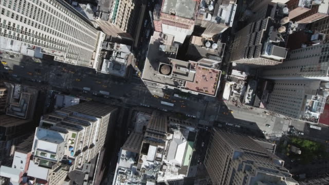 Luftaufnahmen-von-New-York-City-gedreht-langsam-absteigend-Anzeigen-von-Verkehrsbehinderungen