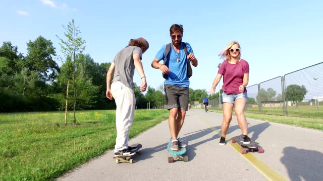 Drei-coole-Freunde-Spaß-Skaten