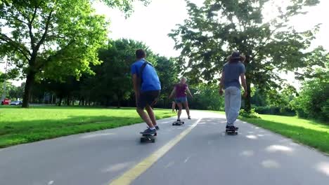Tres-personas-que-se-divierten-Skate