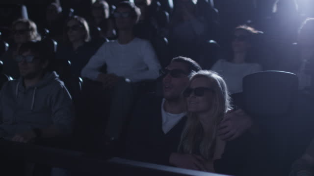 Menschen-haben-Spaß-beim-5D-Filmvorführung-im-Kino-ansehen.