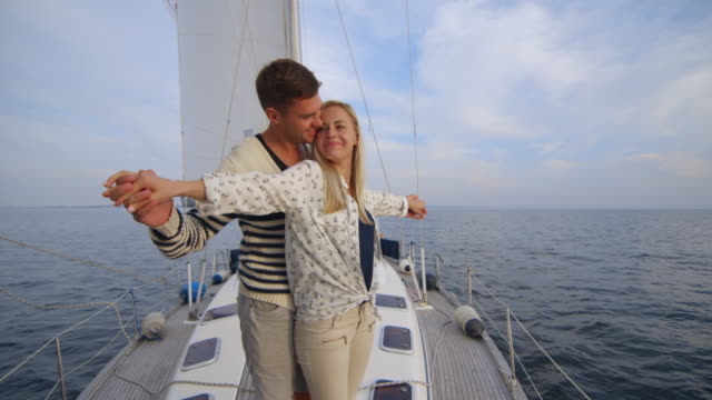 Junges-Ehepaar-mit-romantischer-Zeit-auf-einer-Yacht-im-Meer.