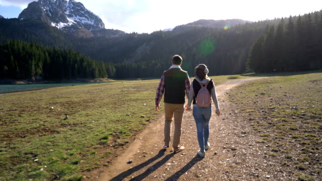 joven-pareja-caminando-por-el-lago