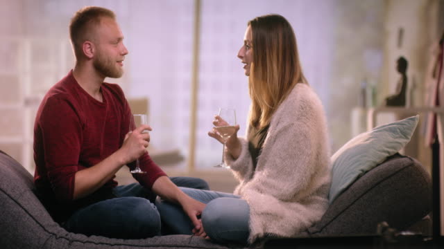 Romantisch-zu-zweit-auf-der-Couch-zu-flirten