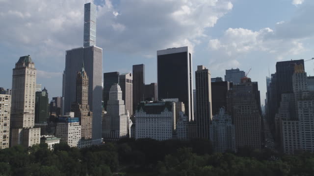 Aerial-view-of-Manhattan-buildings-and-central-park