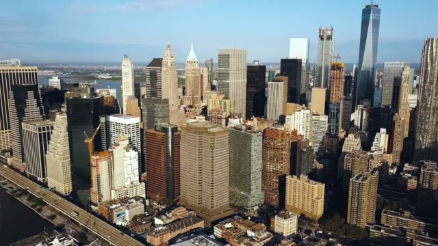 Vista-aérea-del-distrito-de-Manhattan-en-Nueva-York,-América.-Drone-volando-sobre-la-ciudad-cerca-del-río-del-este