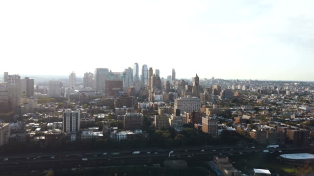 Vista-aérea-del-barrio-de-Brooklyn-en-Nueva-York,-América-en-la-puesta-de-sol.-Drone-volando-sobre-el-tráfico-por-carretera