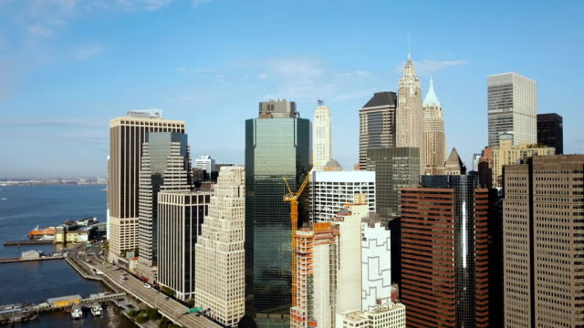 Vista-aérea-de-Nueva-York,-América.-Drone-volando-sobre-los-rascacielos-en-la-orilla-del-río-East,-Manhattan