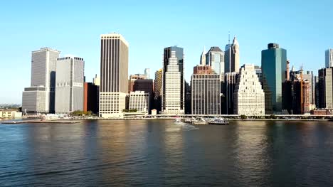 Blick-auf-die-Brooklynbridge-über-den-East-River-nach-Manhattan.-Drohne-umdrehen-in-New-York,-Amerika