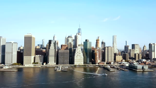 Vista-aérea-de-Manhattan-downtown-en-Nueva-York,-América.-Transporte-de-agua-a-través-del-río-del-este