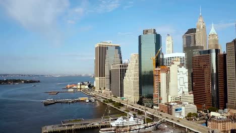 Vista-aérea-de-Manhattan-downtown-en-la-orilla-del-East-river.-Drone-volando-cerca-del-muelle-de-Nueva-York,-América