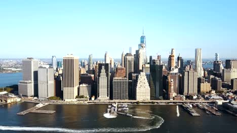 Luftbild-des-Stadtteils-Manhattan-am-Ufer-des-East-River-in-New-York,-Amerika-im-sonnigen-Tag
