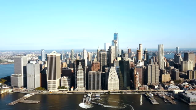 Luftbild-von-der-geschäftigen-Innenstadt-am-Ufer-des-East-River.-In-Manhattan-in-New-York,-Amerika