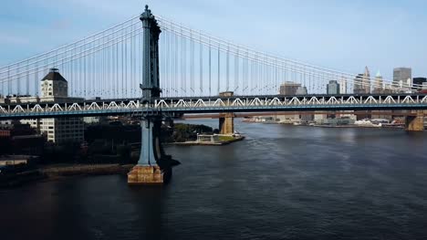 Vista-aérea-del-puente-de-Manhattan-a-través-del-río-East-en-Nueva-York,-América.-Drone-volando-a-lo-largo-de-la-carretera
