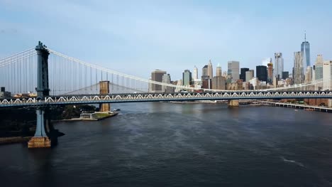 Vista-aérea-del-puente-de-Manhattan-a-través-del-río-este.-Drone-volando-cerca-de-la-carretera-en-Nueva-York,-América