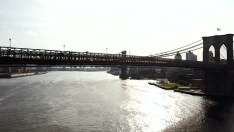 Blick-auf-den-East-River-in-New-York,-Amerika.-Drohne-fliegt-über-die-Brooklynbridge,-Blick-auf-Manhattan-Brücke