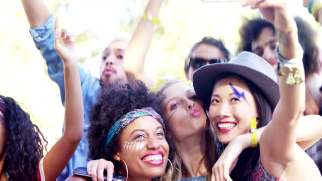 Freunde-nehmen-Selfie-mit-Handy-beim-Musikfestival-4k