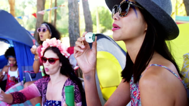 Gruppe-von-Freunden,-die-Seifenblasen-beim-Musikfestival-4k