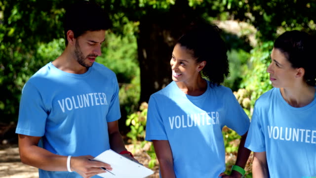 Freiwilligen-diskutieren-miteinander-im-Park-4k