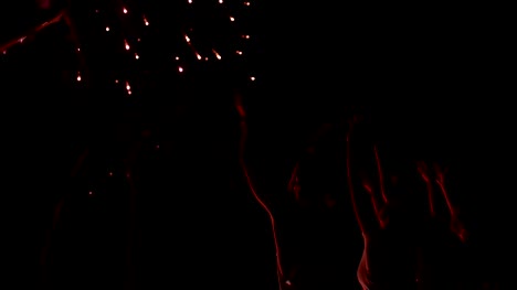 Jubelnden-Menschenmenge-feiert-vierten-Juli-mit-Feuerwerk