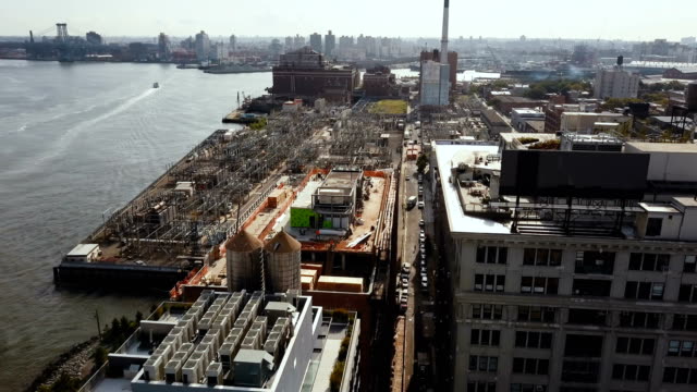Vista-aérea-del-barrio-de-Brooklyn-en-Nueva-York,-América.-Drone-volando-sobre-el-edificio-en-la-orilla-de-este-río