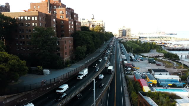 Luftbild-von-der-Kreuzung-in-Brooklyn,-New-York,-Amerika.-Drohne-fliegt-über-die-Verkehrs-Strecke-mit-vielen-Autos