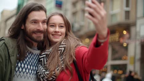 Junge-schöne-Paar-nehmen-Selfie-in-einer-Stadt.
