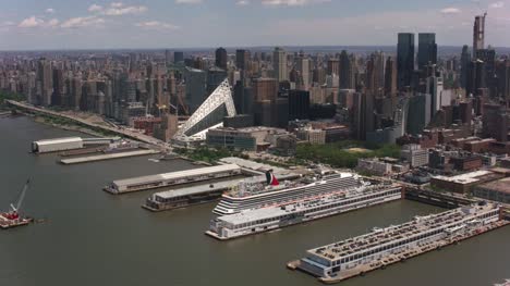 Aerial-shot-of-Piers-on-Hudson-River-in-Manhattan,-New-York-City.