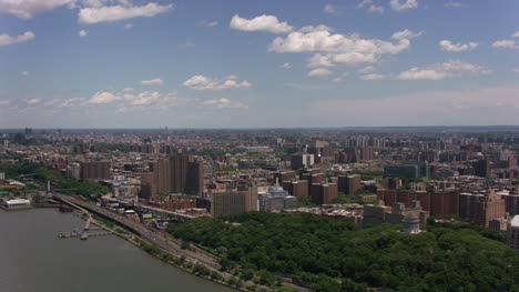 Luftaufnahme-des-Upper-Manhattan-vom-Hudson-River.