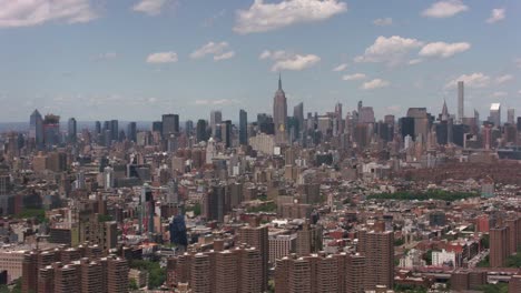 Luftaufnahme-der-Innenstadt-von-Manhattan-Gebäude-vom-East-River.
