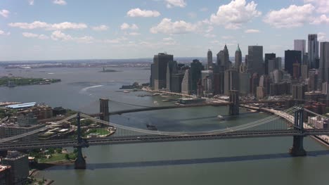 Flug-über-Manhattan-und-die-Brooklyn-Bridge.