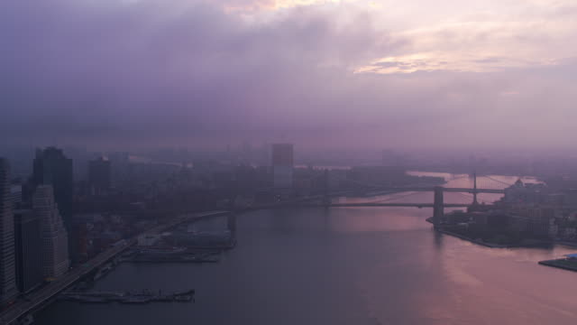 Fliegen-bis-East-River-von-Manhattan-bei-Sonnenaufgang.