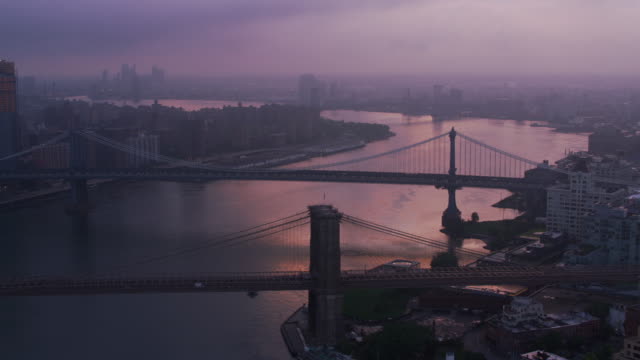Fliegen-bis-East-River-von-Brooklyn-und-Manhattan-Brücken-bei-Sonnenaufgang.