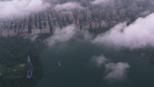 Vista-aérea-del-Central-Park-y-Manhattan-a-través-de-las-nubes.