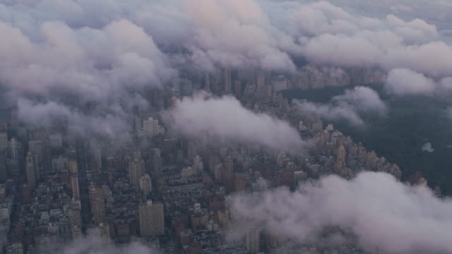 Luftaufnahme-des-Central-Park-und-Manhattan-durch-Wolken.