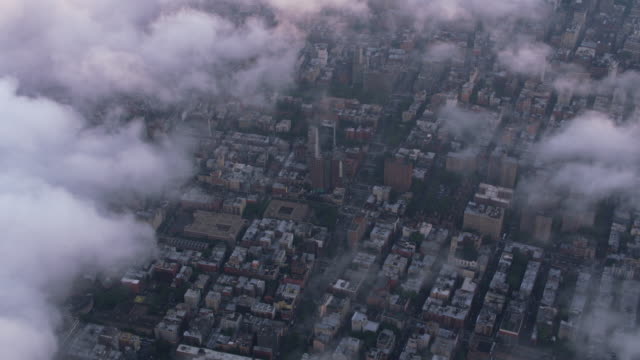 Luftaufnahme,-Blick-durch-niedrige-Wolken-in-Manhattan.
