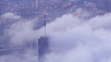 Luftaufnahme-des-One-World-Trade-Center-Gebäude-mit-niedrigen-Wolken-bei-Sonnenaufgang.