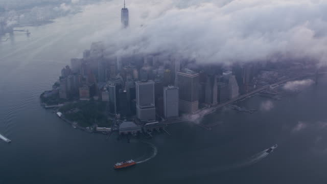 Vista-aérea-de-alto-ángulo-del-bajo-Manhattan-con-nubes-bajas.