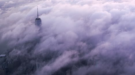 Vista-aérea-del-edificio-One-World-Trade-Center-con-nubes-bajas-al-amanecer.
