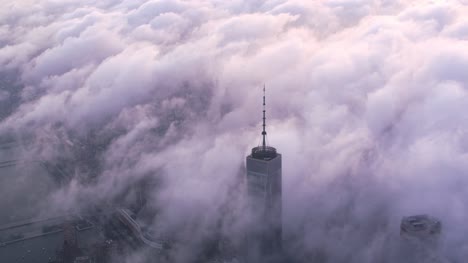 Vista-aérea-del-edificio-One-World-Trade-Center-con-nubes-bajas-al-amanecer.