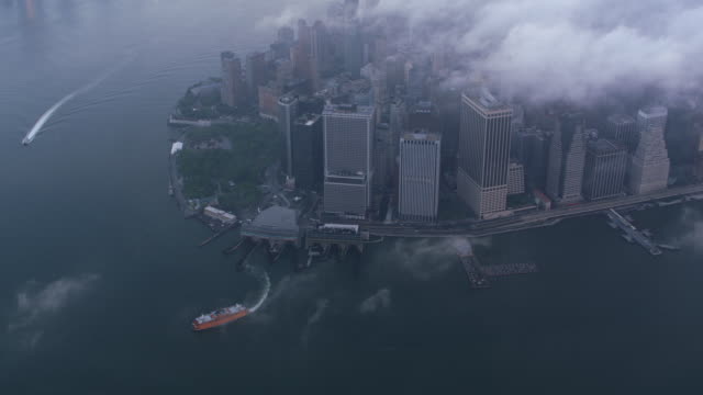 Hohen-Winkel-Luftaufnahme-von-lower-Manhattan-mit-tief-hängenden-Wolken.