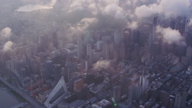 Luftaufnahme-von-Manhattan-mit-tiefhängenden-Wolken-bei-Sonnenaufgang.