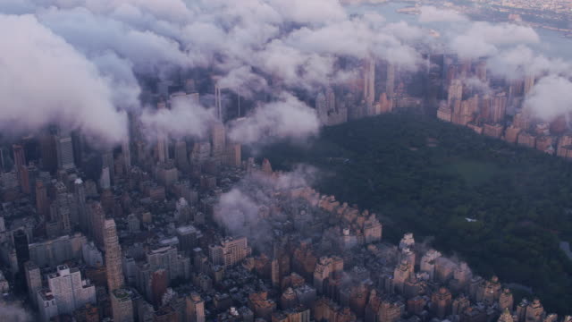 Luftaufnahme-des-Central-Park-und-Manhattan-durch-Wolken.